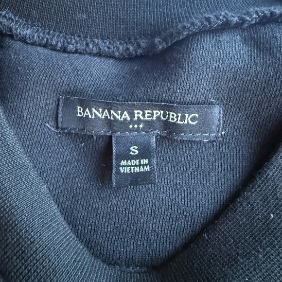 Banana Republic Men's Black Crewneck Sweater - Picture 2 of 3